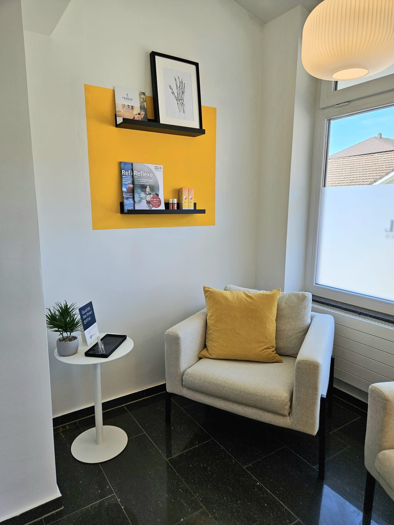 Moderner Wartebereich der Massagepraxis PROXIMAL