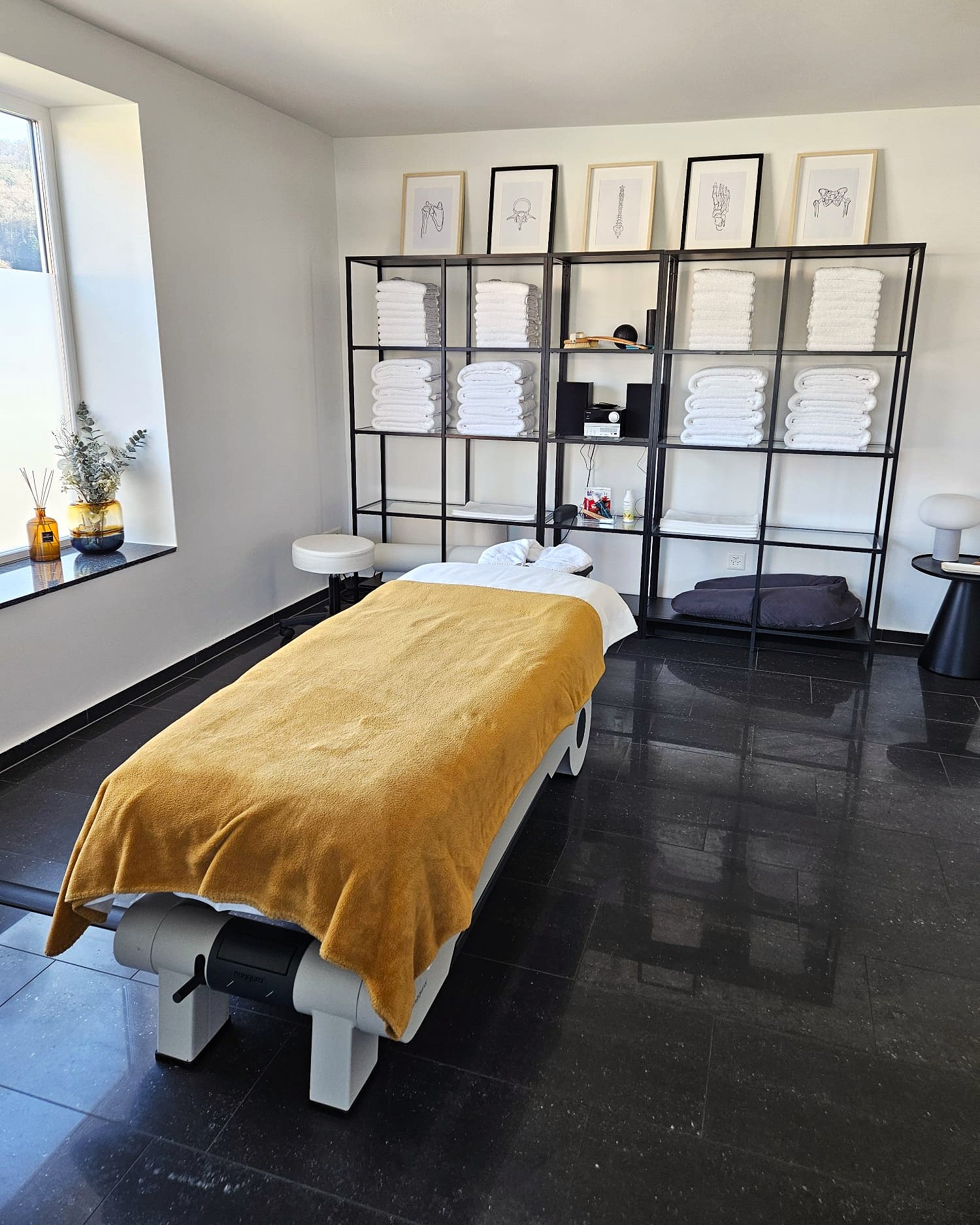 Massageliege in der medizinischen Massagepraxis PROXIMAL in Wikon
